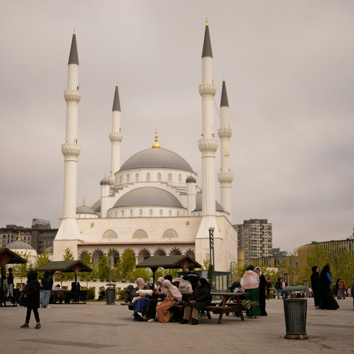 Während der Erdbebenserie in Istanbul suchen Menschen im Freien Sicherheit.  - Foto: Khalil Hamra/AP/dpa