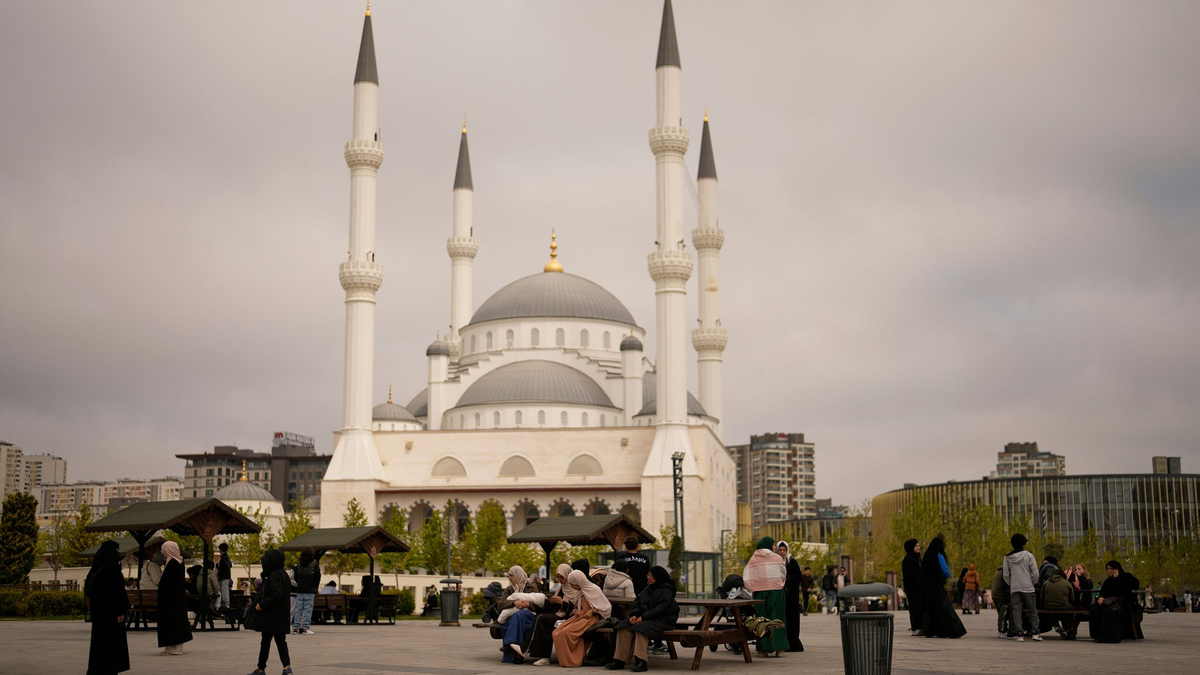 Nach dem Erdbeben such Menschen im Freien Sicherheit.  - Foto: Khalil Hamra/AP/dpa