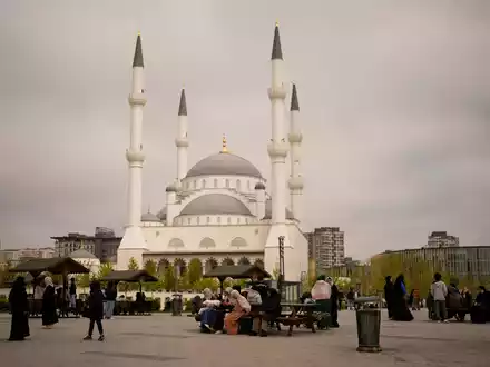 Während der Erdbebenserie in Istanbul suchen Menschen im Freien Sicherheit.  - Foto: Khalil Hamra/AP/dpa