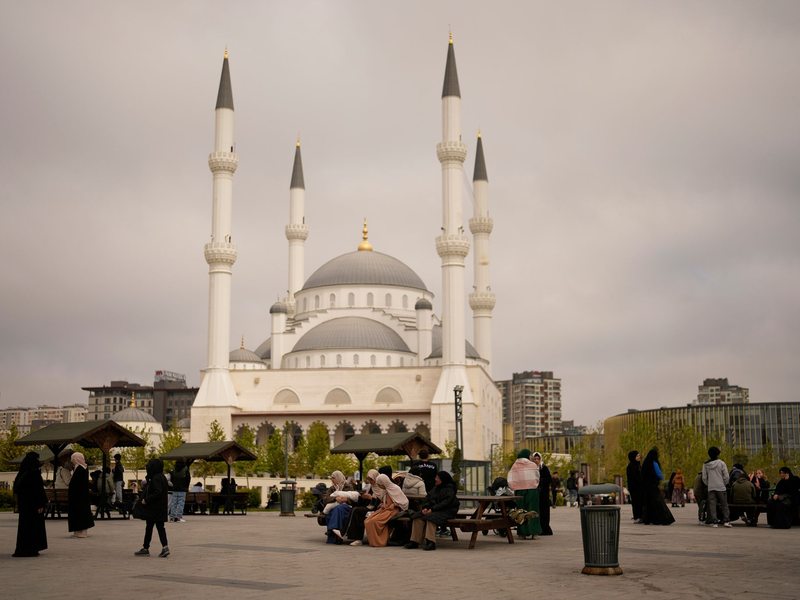 Menschen in der Millionenstadt verließen Häuser und Wohnungen.  - Foto: Khalil Hamra/AP/dpa