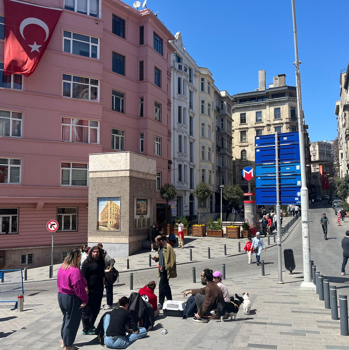 Auf das Beben der Stärke 6,2 folgten zahlreiche Nachbeben. - Foto: Anne Pollmann/dpa
