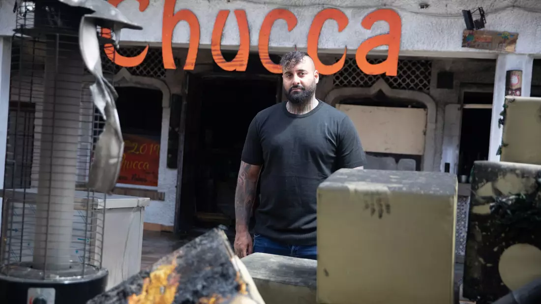 Arbeiter räumen nach dem Brand auf. - Bild: Clara Margais/dpa