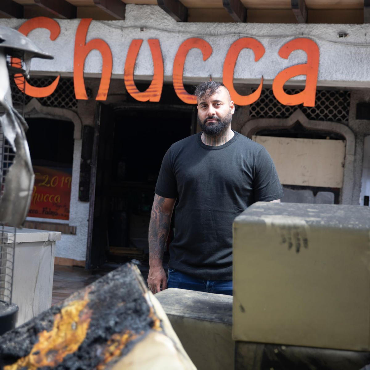 Arbeiter räumen nach dem Brand auf. - Foto: Clara Margais/dpa