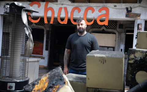 Arbeiter räumen nach dem Brand auf. - Foto: Clara Margais/dpa