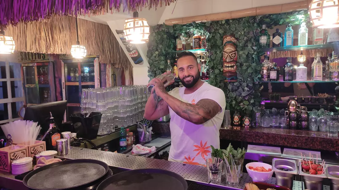 Ein Foto aus dem Jahr 2022: Da stand Sohel Abdoulkhanzadeh hinter der intakten Bar. (Archivbild) - Bild: Ralf Petzold/dpa