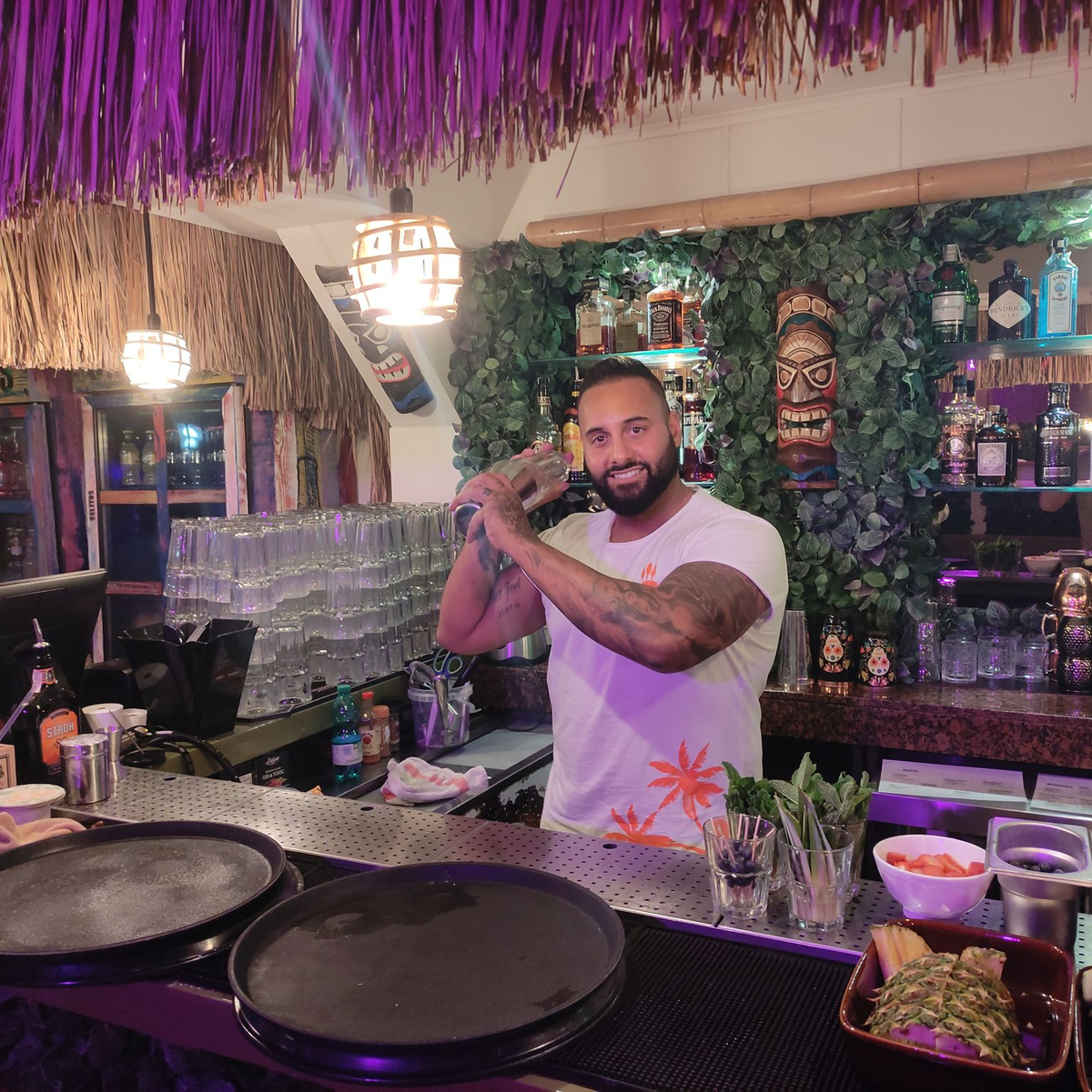 Ein Foto aus dem Jahr 2022: Da stand Sohel Abdoulkhanzadeh hinter der intakten Bar. (Archivbild) - Foto: Ralf Petzold/dpa