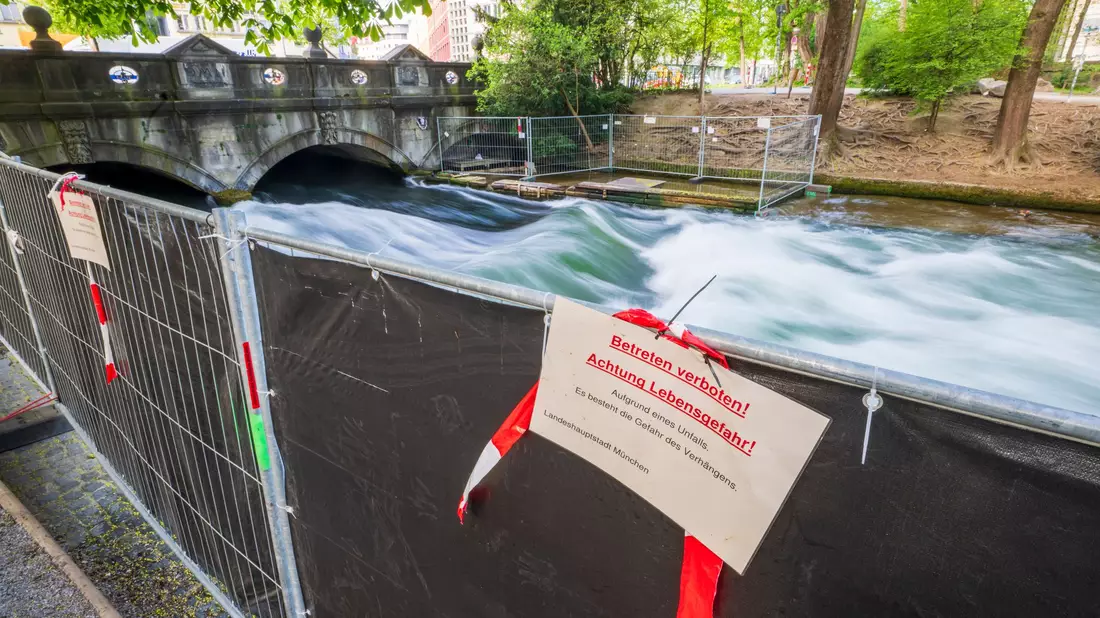 Nach einem schweren Surfunfall erwägen die Behörden, zur Ermittlung der Unglücksursache die Münchner Eisbachwelle zeitweise trockenzulegen. - Bild: Peter Kneffel/dpa