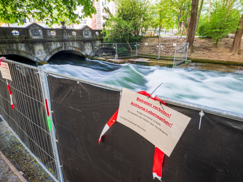 Schilder warnen vor der Gefahr an der Welle.  - Foto: Peter Kneffel/dpa