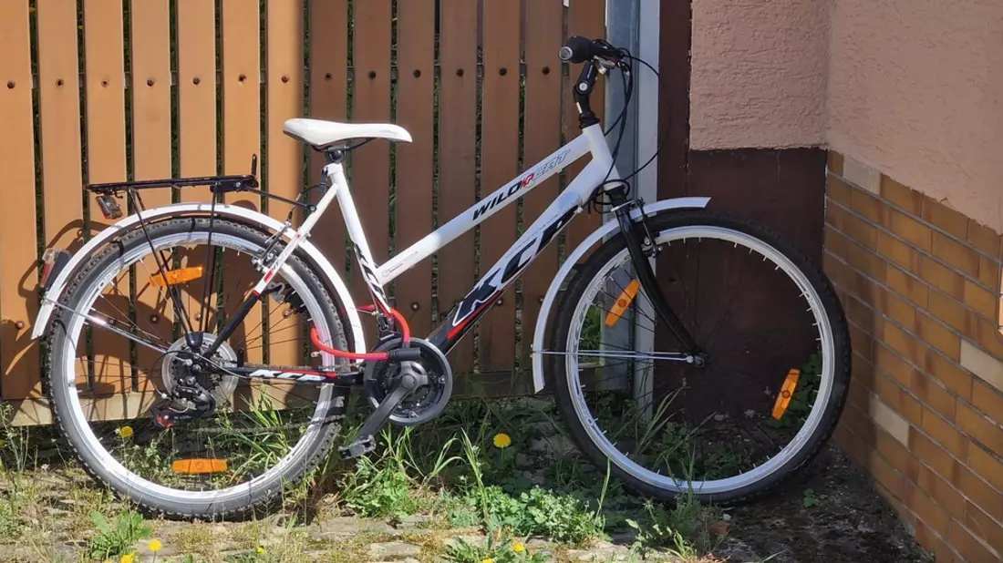 POL-WE: Polizei sucht Eigentümer eines Fahrrades + Kindergarteneinbruch + Mehrere Autos zerkratzt + Traktor mit Holzspalter gestohlen + In Einfamilienhaus eingestiegen + Verkehrsschild und Warnbake gestohlen - Bild: presseportal.de