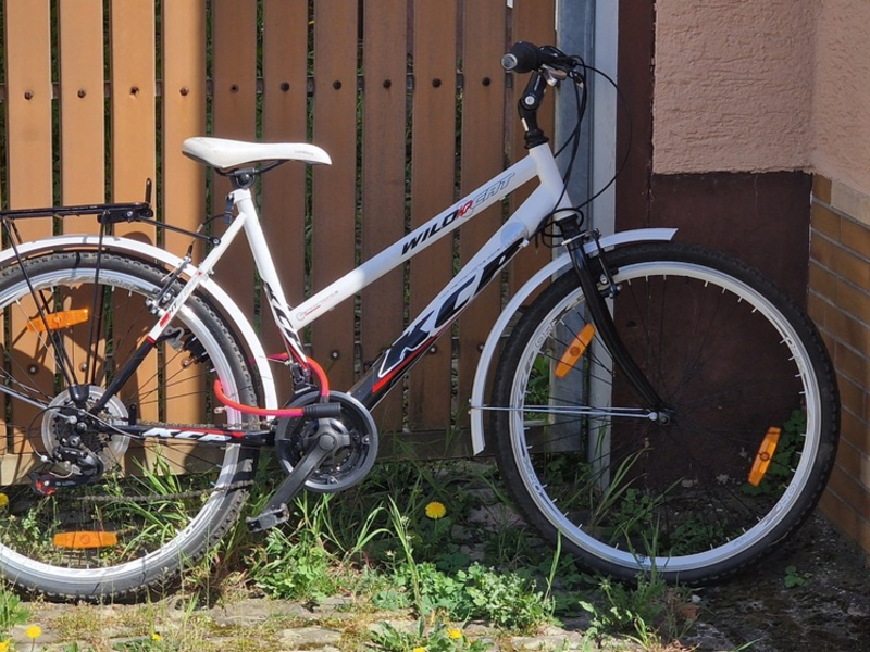 POL-WE: Polizei sucht Eigentümer eines Fahrrades + Kindergarteneinbruch + Mehrere Autos zerkratzt + Traktor mit Holzspalter gestohlen + In Einfamilienhaus eingestiegen + Verkehrsschild und Warnbake gestohlen - Foto: presseportal.de