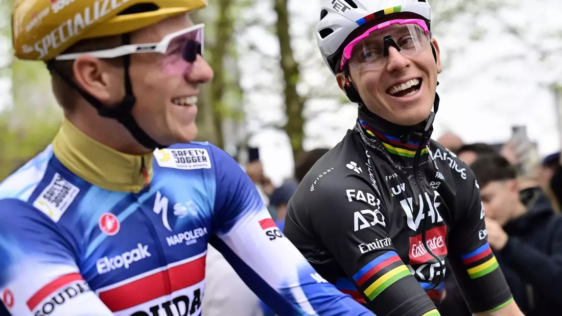 Weltmeister gegen Olympiasieger: Tadej Pogacar (r) und Remco Evenepoel beim Flèche Wallonne. - Bild: Dirk Waem/Belga/dpa