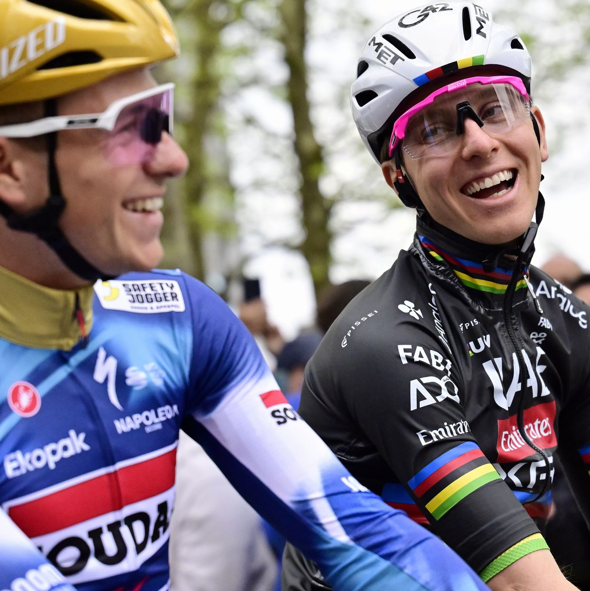 Weltmeister gegen Olympiasieger: Tadej Pogacar (r) und Remco Evenepoel beim Flèche Wallonne. - Foto: Dirk Waem/Belga/dpa