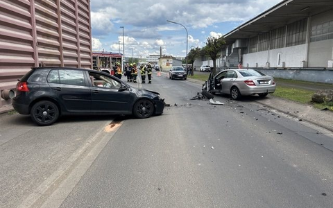 POL-OF: Verletzter bei Frontalzusammenstoß zweier Autos - Foto: presseportal.de
