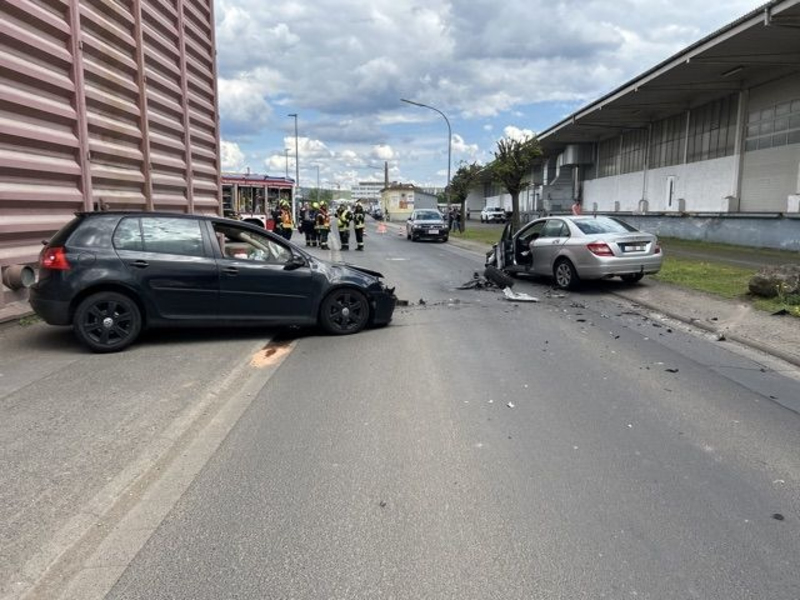 POL-OF: Verletzter bei Frontalzusammenstoß zweier Autos - Foto: presseportal.de