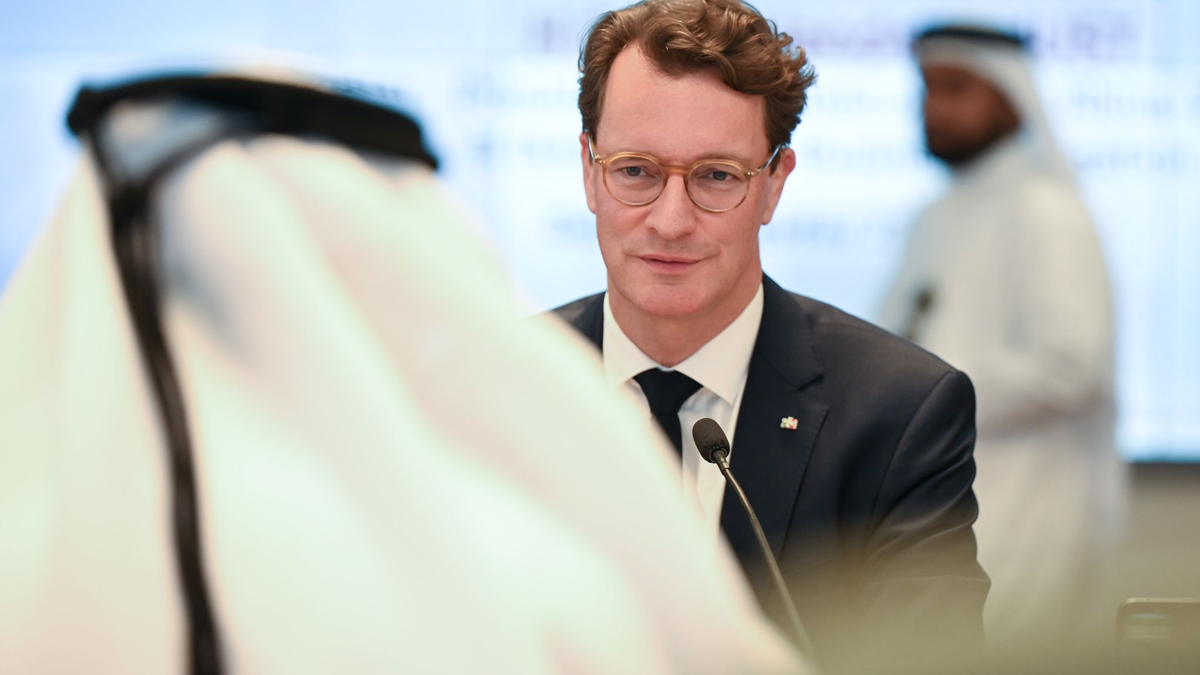 Hendrik Wüst sucht das Gespräch mit katarischen Geschäftsleuten, wie hier in einem Raum der Handelskammer Katars. - Foto: Wolf von Dewitz/dpa