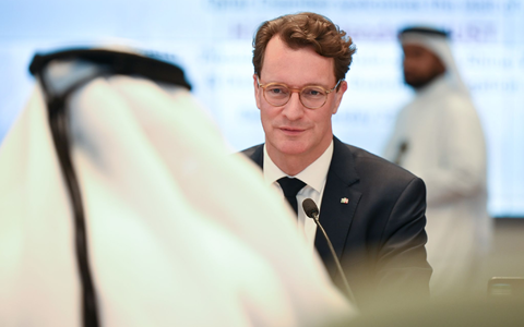 Hendrik Wüst sucht das Gespräch mit katarischen Geschäftsleuten, wie hier in einem Raum der Handelskammer Katars. - Foto: Wolf von Dewitz/dpa