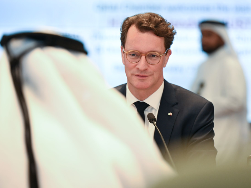 Hendrik Wüst sucht das Gespräch mit katarischen Geschäftsleuten, wie hier in einem Raum der Handelskammer Katars. - Foto: Wolf von Dewitz/dpa