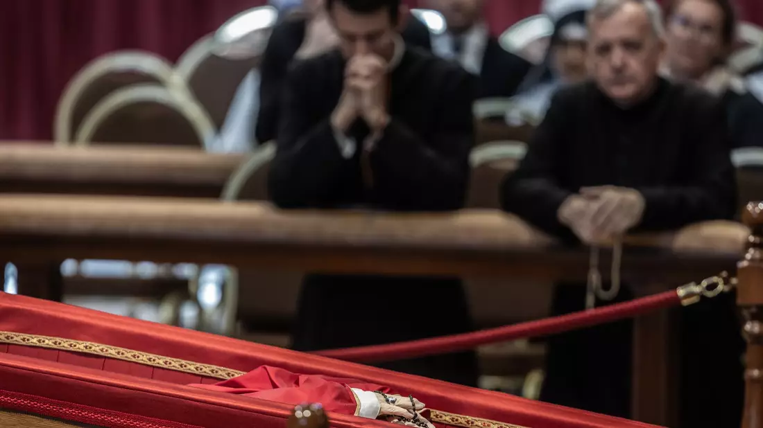 Ein Wachmann der Schweizergarde neben dem toten Papst. - Bild: Oliver Weiken/dpa