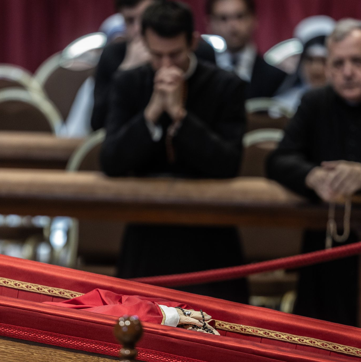 Ein Wachmann der Schweizergarde neben dem toten Papst. - Foto: Oliver Weiken/dpa