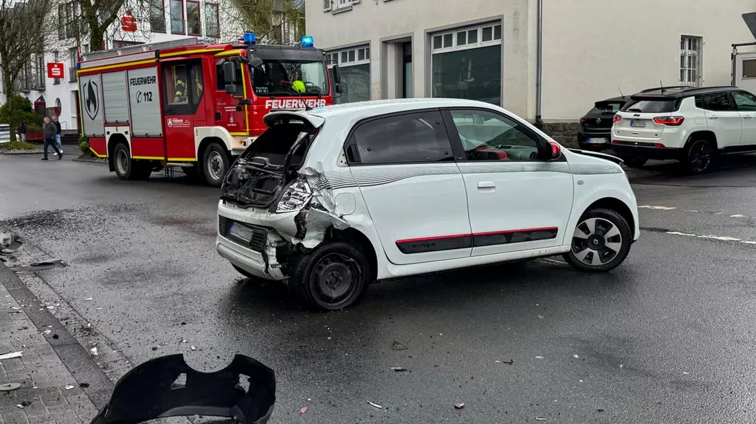 FW Wenden: Verkehrsunfall mit patientenorientierter Rettung in Wenden - Bild: presseportal.de