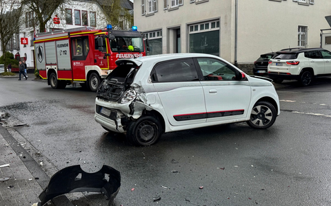 FW Wenden: Verkehrsunfall mit patientenorientierter Rettung in Wenden - Foto: presseportal.de