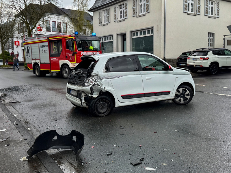 FW Wenden: Verkehrsunfall mit patientenorientierter Rettung in Wenden - Foto: presseportal.de