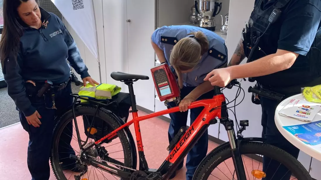 POL-OF: Erfolgreiche Fahrradcodieraktion der Polizeistation Maintal in Kooperation mit der Stadtpolizei - Bild: presseportal.de