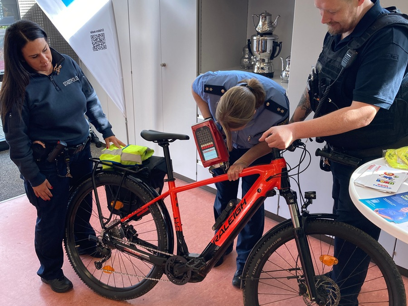 POL-OF: Erfolgreiche Fahrradcodieraktion der Polizeistation Maintal in Kooperation mit der Stadtpolizei - Foto: presseportal.de