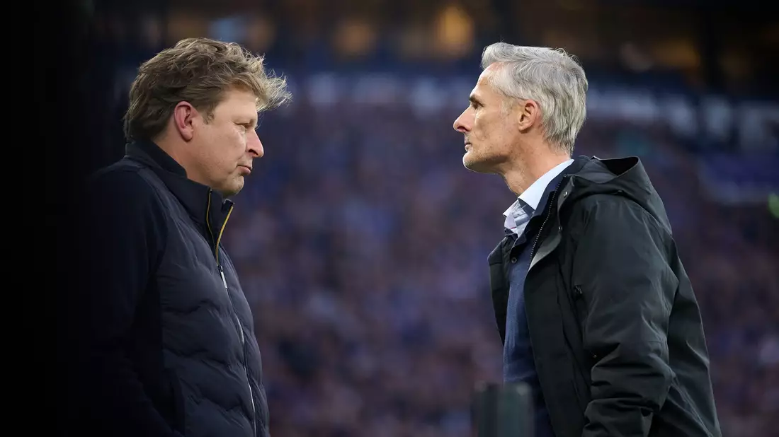Schalkes Sportdirektor Youri Mulder (l) mit dem künftigen Ex-Trainer Kees van Wonderen. - Bild: Bernd Thissen/dpa