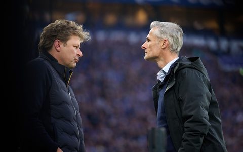Schalkes Sportdirektor Youri Mulder (l) mit dem künftigen Ex-Trainer Kees van Wonderen. - Foto: Bernd Thissen/dpa