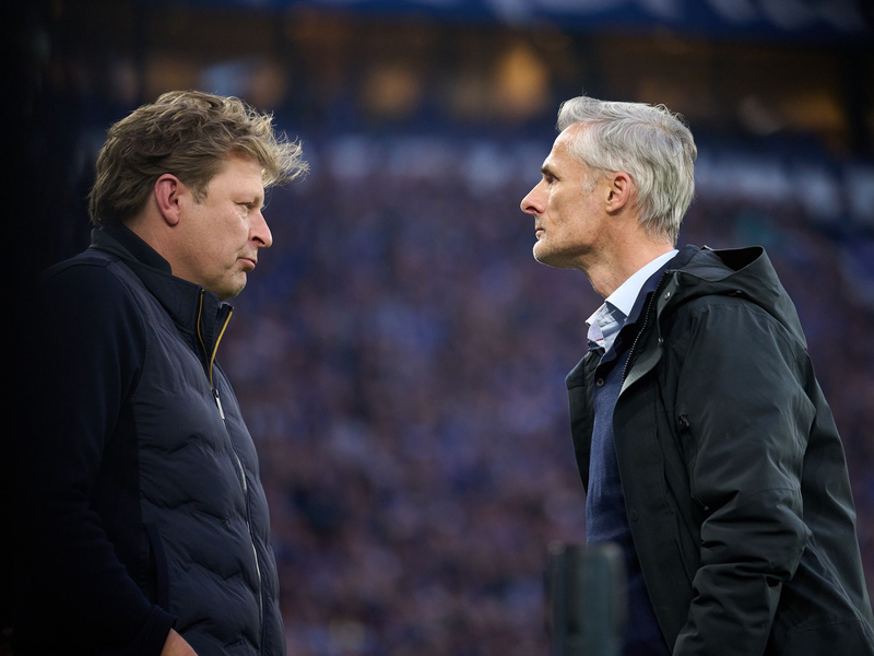 Schalkes Sportdirektor Youri Mulder (l) mit dem künftigen Ex-Trainer Kees van Wonderen. - Foto: Bernd Thissen/dpa
