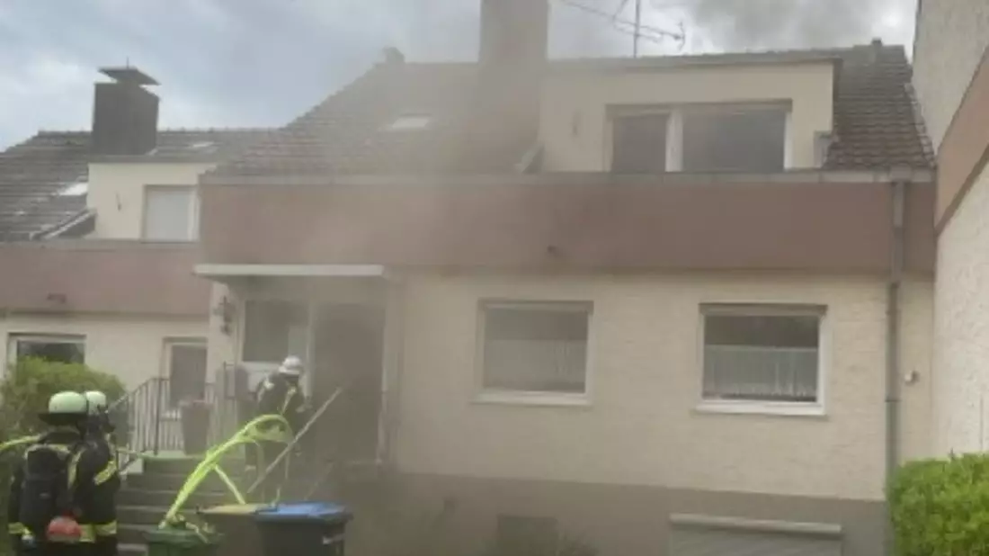 FW-BN: Dachgeschosswohnung nach Küchenbrand nicht mehr bewohnbar - eine leicht verletzte Person - Bild: presseportal.de