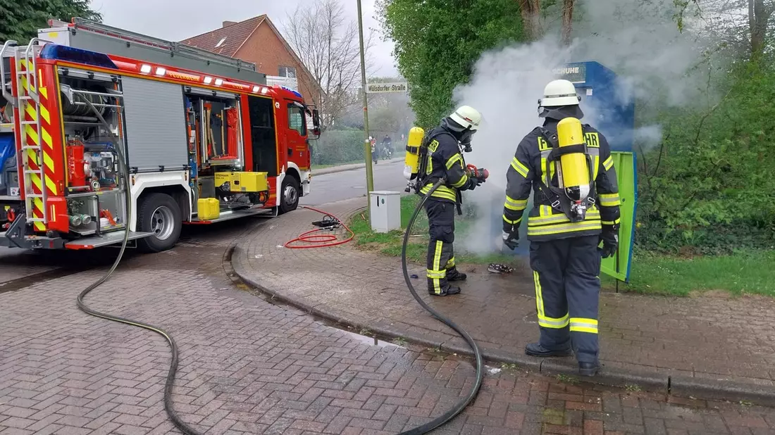 FFW Schiffdorf: Brennender Kleidercontainer sorgt für Einsatz der Feuerwehr - Bild: presseportal.de