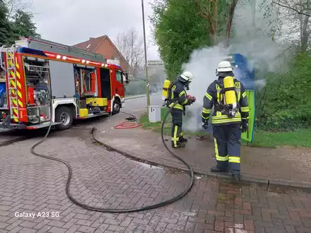 FFW Schiffdorf: Brennender Kleidercontainer sorgt für Einsatz der Feuerwehr - Foto: presseportal.de
