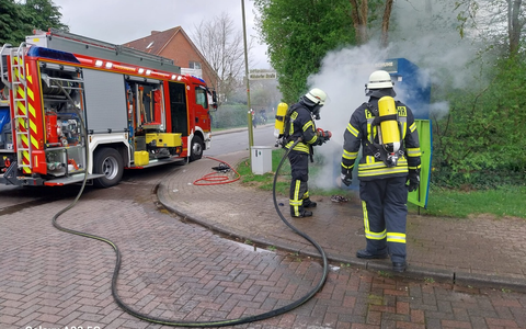FFW Schiffdorf: Brennender Kleidercontainer sorgt für Einsatz der Feuerwehr - Foto: presseportal.de