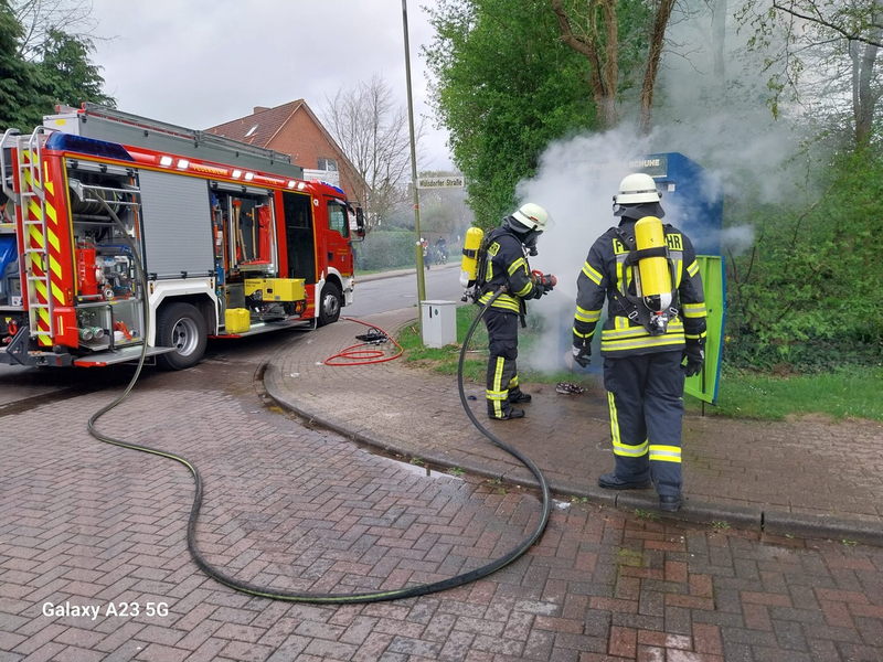 FFW Schiffdorf: Brennender Kleidercontainer sorgt für Einsatz der Feuerwehr - Foto: presseportal.de