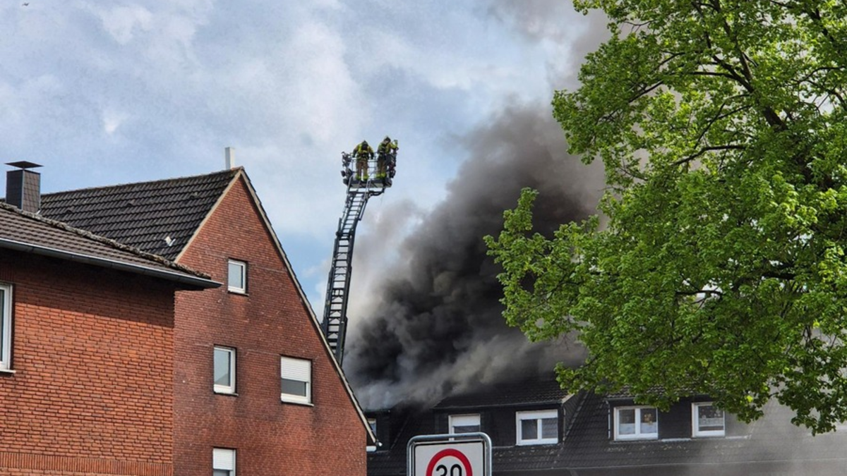 FW Datteln: Dachstuhlbrand, hoher Sachschaden - Foto: presseportal.de