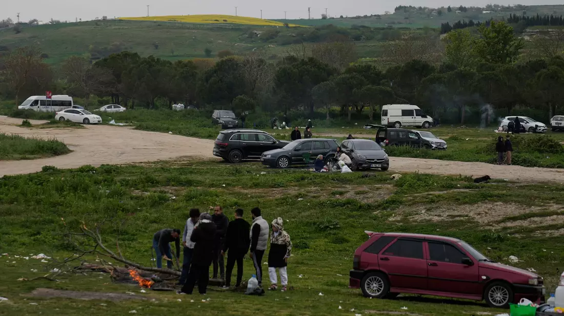 Das schwere Beben und die Dutzenden Nachbeben in Istanbul halten die Menschen in Angst. - Bild: Khalil Hamra/AP/dpa