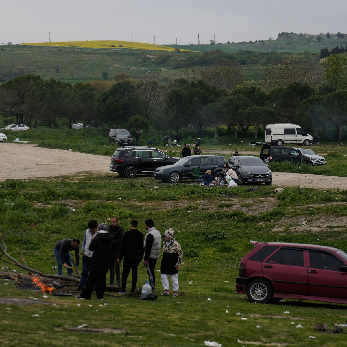 Viele Menschen verbrachten aus Angst die Nacht im Freien. - Foto: Khalil Hamra/AP/dpa
