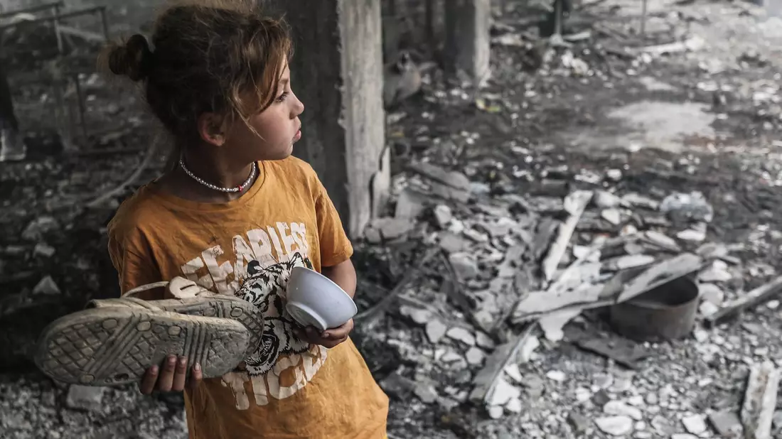 Palästinensischen Angaben zufolge waren in einem von Israel angegriffenen Gebäude Vertriebene untergebracht. - Bild: Mahmoud Issa/Quds Net News via ZUMA Press/dpa