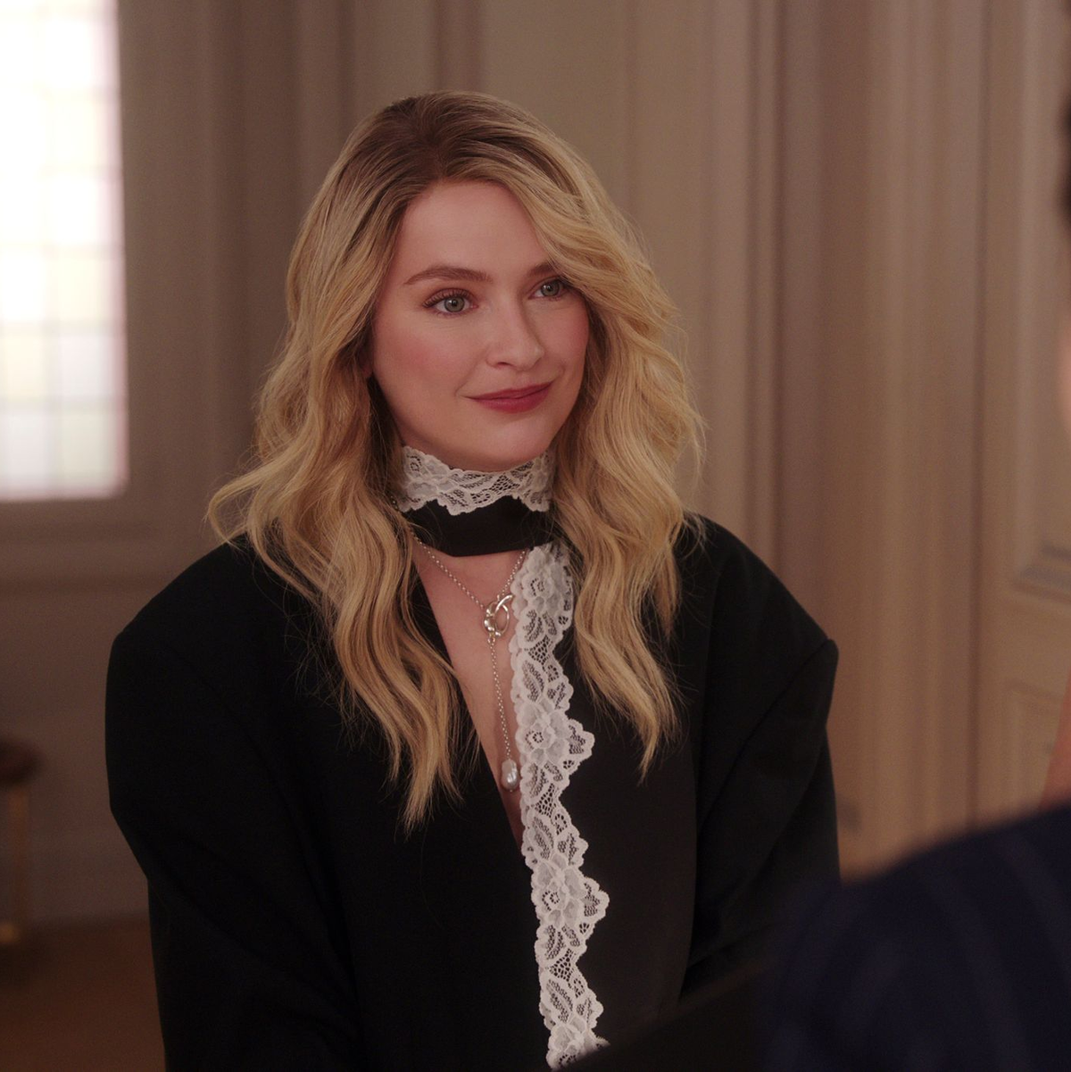 Camille Razat als Camille in der Serie «Emily in Paris». - Foto: -/Netflix/dpa