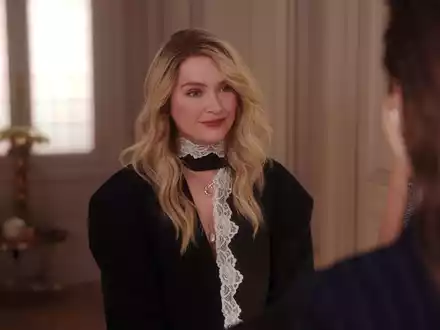 Camille Razat als Camille in der Serie «Emily in Paris». - Foto: -/Netflix/dpa