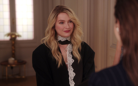 Camille Razat als Camille in der Serie «Emily in Paris». - Foto: -/Netflix/dpa