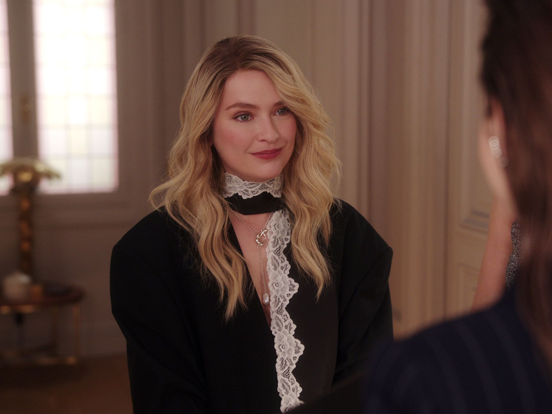 Camille Razat als Camille in der Serie «Emily in Paris». - Foto: -/Netflix/dpa