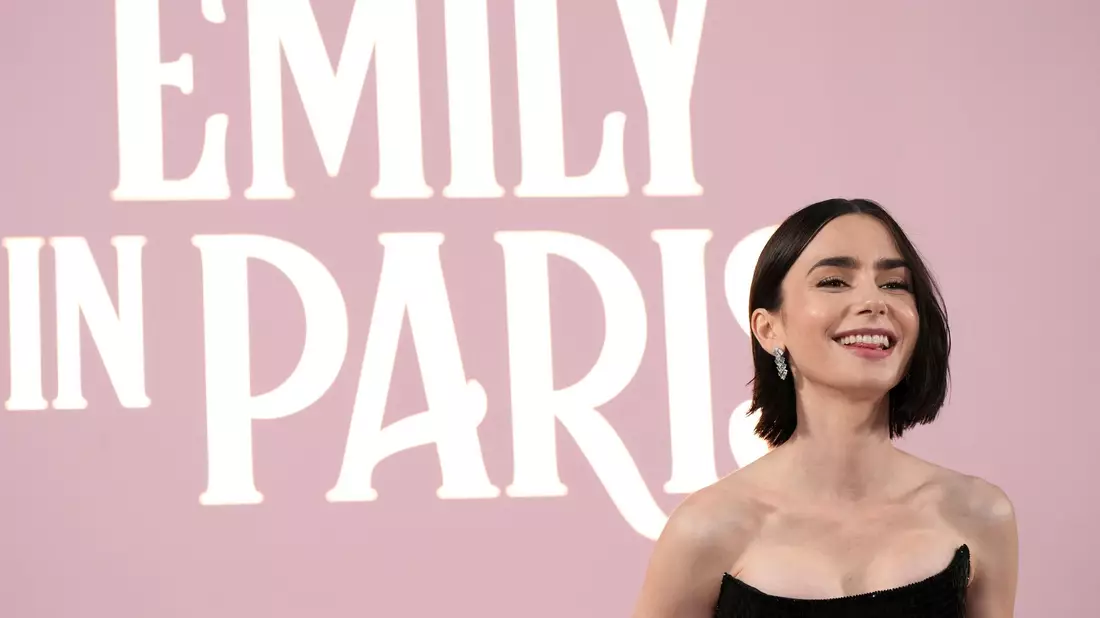 Die britische Schauspielerin Lily Collins spielt in der Serie «Emily in Paris» die Titelrolle. (Archivbild) - Bild: Jordan Strauss/Invision/dpa