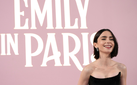 Die britische Schauspielerin Lily Collins spielt in der Serie «Emily in Paris» die Titelrolle. (Archivbild) - Foto: Jordan Strauss/Invision/dpa