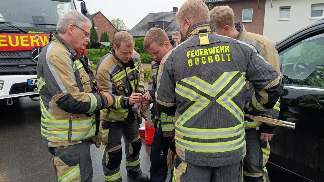 FW Bocholt: Tier aus misslicher Lage befreit - Feuerwehr öffnet Pkw - Bild: presseportal.de