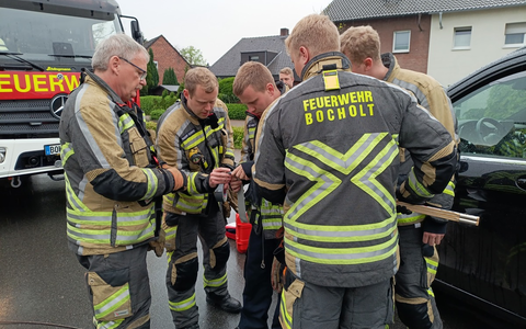 FW Bocholt: Tier aus misslicher Lage befreit - Feuerwehr öffnet Pkw - Foto: presseportal.de