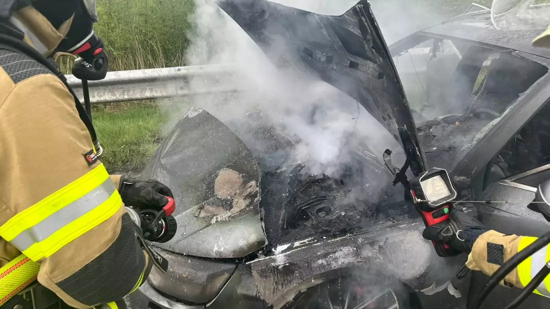 FW Bremerhaven: PKW-Brand auf der BAB 27 - Bild: presseportal.de