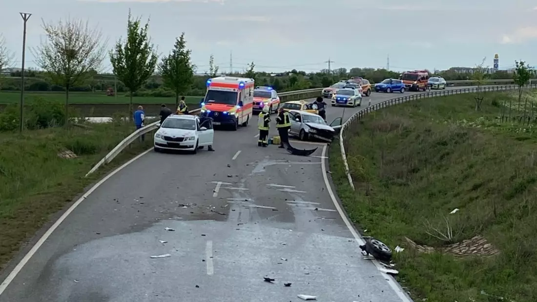 POL-PDNW: Nachtragsmeldung: Schwerer Verkehrsunfall auf der B271 bei Kirchheim. - Bild: presseportal.de